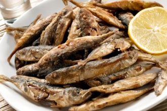 Ο Εμπορικός Σύλλογος Δύμης κερνάει ψάρια και κρασί!