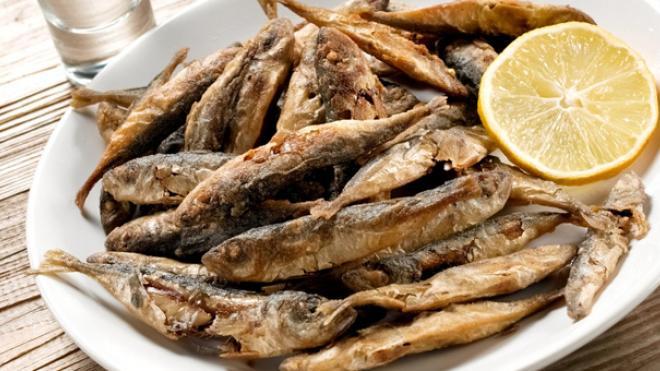 Ο Εμπορικός Σύλλογος Δύμης κερνάει ψάρια και κρασί!