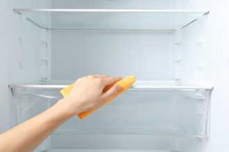 Μη σας πιάνει απελπισία - 5 βήματα για να καθαρίσουμε το ψυγείο μας στο πι και φι!