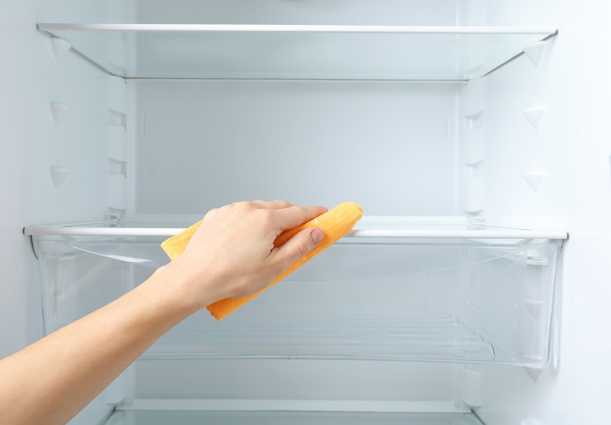 Μη σας πιάνει απελπισία - 5 βήματα για να καθαρίσουμε το ψυγείο μας στο πι και φι!