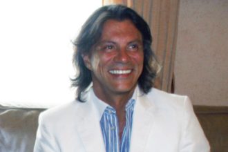 Η. Ψινάκης: Η πιο καλή γκαρσόνα είμαι εγώ - ΔΕΙΤΕ ΦΩΤΟ