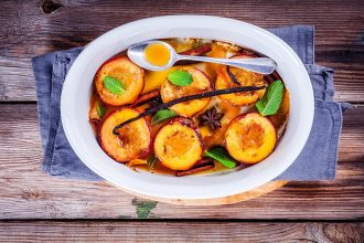 Ψητά νεκταρίνια με γλυκό κρασί, κανέλα και βανίλια