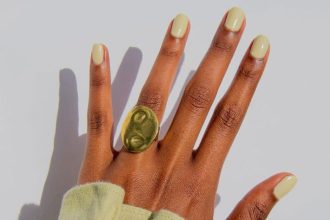 Pistachio nails: Η μεγάλη τάση στο μανικιούρ το καλοκαίρι του 2024