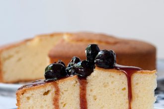 Γιαουρτόπιτα με γλυκό του κουταλιού