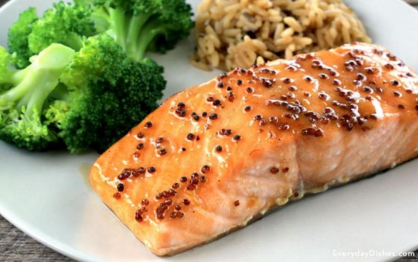 Ψητός σολομός με σάλτσα από σουσάμι