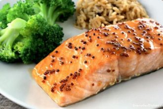 Ψητός σολομός με μουστάρδα, μέλι και λεμόνι