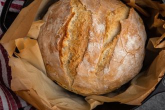 Συνταγή για το πιο γρήγορο χωριάτικο ψωμί!