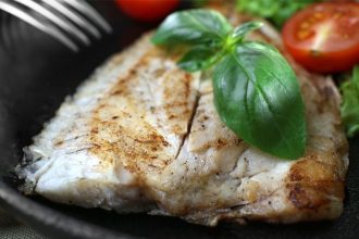 Ψάρια με σταφίδα και βασιλικό