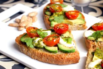 Μπρουσκέτες με αβοκάντο, ντομάτα και βασιλικό