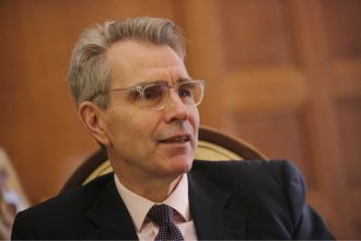 Έπεσε δέντρο σε εστιατόριο στο κέντρο της Αθήνας την ώρα που γευμάτιζε Τζέφρι Πάιατ