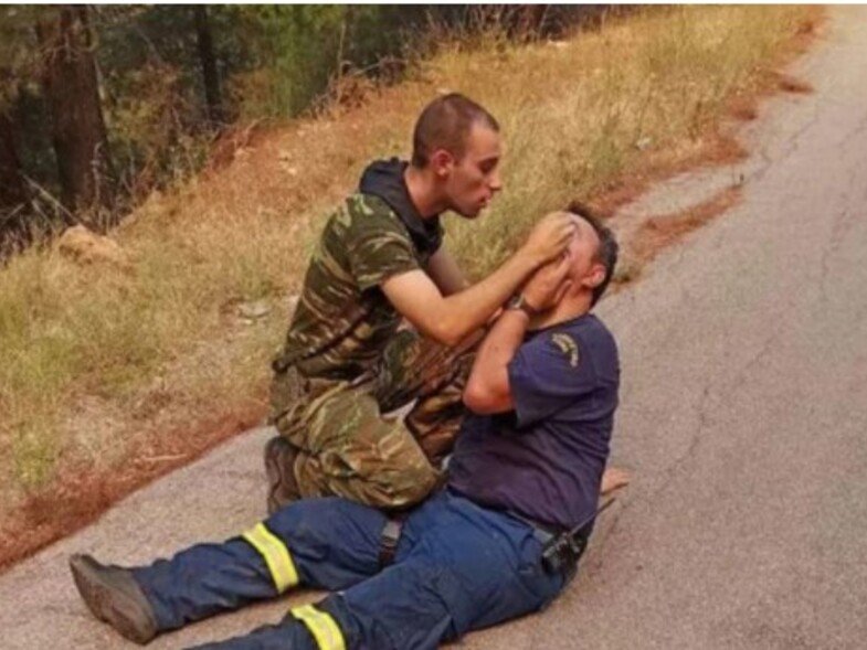 Συγκλονιστική φωτογραφία: Στρατιώτης παρέχει πρώτες βοήθειες σε πυροσβέστη!