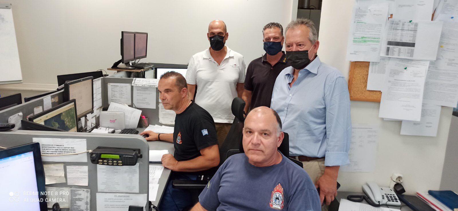 Επίσκεψη του Χαράλαμπου Μπονάνου στο Κέντρο Επιχειρήσεων της Πυροσβεστικής