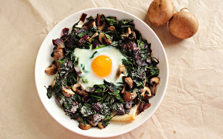 Αυγά στο φούρνο με μανιτάρια και σπανάκι