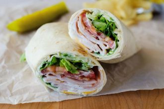 Τορτίγιας με μαρούλι, ντομάτα και γαλοπούλα