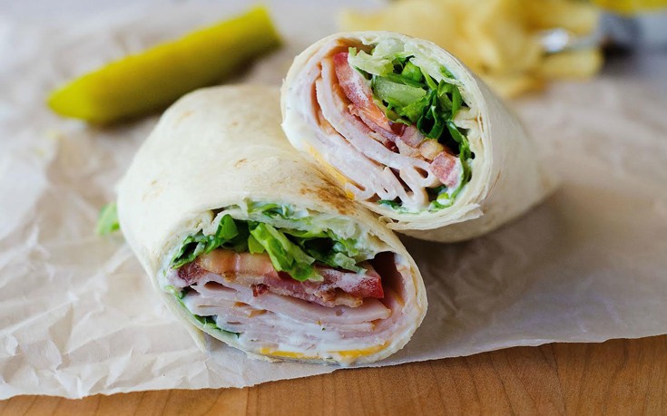 Τορτίγιας με μαρούλι, ντομάτα και γαλοπούλα