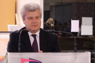 Στον καθηγητή Ιατρικής Δημήτρη Κωνσταντίνου, το γειτονόπουλο των όμορφων παιδικών μας χρόνων