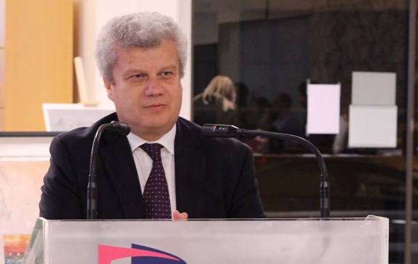 Στον καθηγητή Ιατρικής Δημήτρη Κωνσταντίνου, το γειτονόπουλο των όμορφων παιδικών μας χρόνων