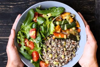 Φτιάξτε το πιο νόστιμο vegan μπολ με κινόα και λαχανικά