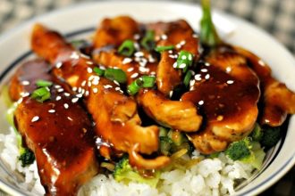 Κοτόπουλο με σως τεριγιάκι και ρύζι