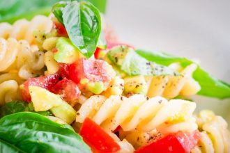 Κρύες βίδες με αβοκάντο και ντομάτες