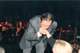 Η Νατάσα Ράγιου αποχαιρετά τον Τόλη Βοσκόπουλο – ΦΩΤΟ