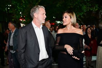 Ράνια Τζίμα: Εντυπωσιακή εμφάνιση στον γάμο του Χάρη Δούκα