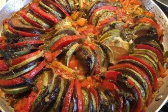 Ρατατούι στο φούρνο, η αυθεντική πεντανόστιμη συνταγή για ένα πιάτο οπτασία χρωμάτων