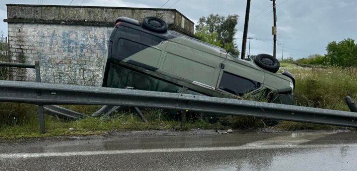 Αγρίνιο: Τούμπαρε φορτηγάκι στη γέφυρα του Αχελώου (ΦΩΤΟ)