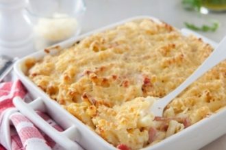 Πεντανόστιμο σουφλέ ζυμαρικών με κοτόπουλο