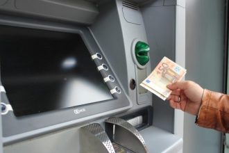 Λεφτά σήμερα σε 1 εκατ. δικαιούχους – Ξεκινούν οι πληρωμές επιδομάτων από τον ΟΠΕΚΑ