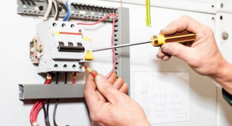 Πάτρα: Φρόντιζαν να έχουν ...τζάμπα ρεύμα!