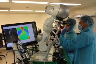 Για πρώτη φορά αυτόνομο ρομπότ έκανε εγχείριση εντέρου καλύτερα και από έμπειρους χειρουργούς