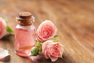 Πώς το ροδέλαιο χαρίζει υγεία και τόνωση στην επιδερμίδα μας