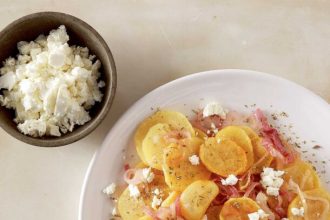 Ροδέλες πατάτας με κρεμμύδι και φέτα