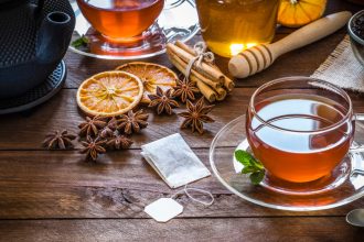 Ζεστό αρωματικό ρόφημα μήλου με κανέλα και κράνμπερις