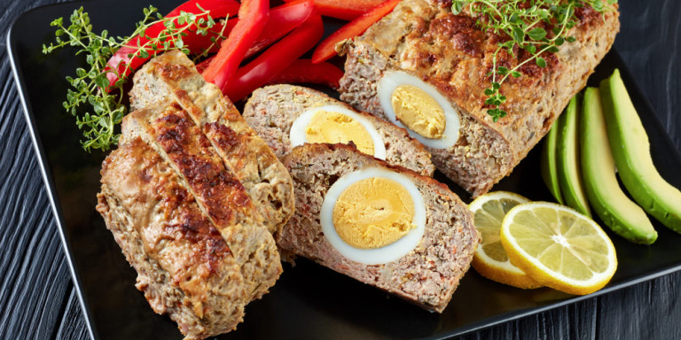 Συνταγή για ρολό κιμά με βραστό αυγό στη μέση