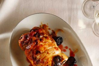 Ρολό κόκορα κρασάτο, γεμιστό με δαμάσκηνα