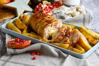 Ρολό κοτόπουλο με πορτοκάλι, δενδρολίβανο, ρόδι και πατάτες