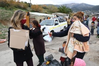 Πάτρα: Διανομή ειδών πρώτης ανάγκης στους Ρομά