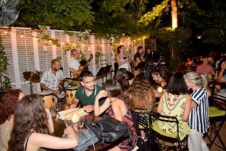 Ενθουσίασαν οι Lost in Translation στο πρώτο live τους στον Κήπο του Royal!