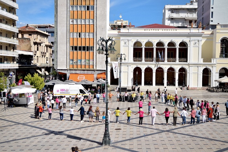 Έφτιαξαν μια "ροζ" αλυσίδα για τη ζωή!