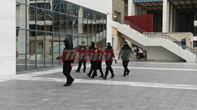 Υπόθεση Πάτρας: Η 34χρονη στο εδώλιο με φωτογραφία της Τζωρτζίνας στα χέρια - Δάκρυσε και δήλωσε αθώα