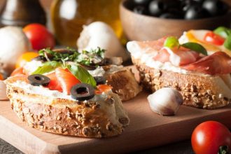 Μπρουσκέτες με μπαρμπούνι