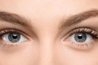 Βλεφαρίδες: 5 συνήθειες που τις κάνουν να πέφτουν πιο συχνά
