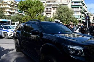 Στην Ευελπίδων ο Νίκος Ρωμανός - Πέταξαν φυλλάδια στα δικαστήρια της Πάτρας (ΦΩΤΟ)