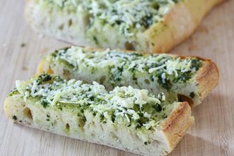 Εκπληκτικό ψωμί με πέστο βασιλικού