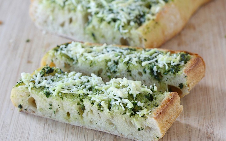 Εκπληκτικό ψωμί με πέστο βασιλικού