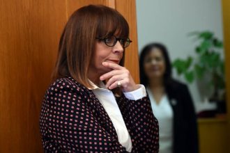 Η συγκλονιστική ανάρτηση Σακελλαροπούλου για τον ομογενή εύζωνα Ανδρέα Χολέβα