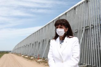 ΣΥΡΙΖΑ και Ελενα Ακρίτα επιτέθηκαν στην ΠτΔ για τον φράχτη στον Έβρο- Καταγγέλουν την αντι-μεταναστευτική πολιτική