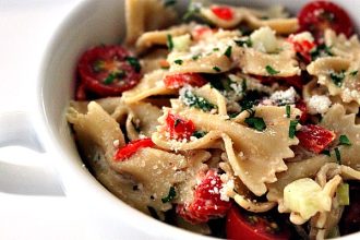 «Χωριάτικη» μακαρονοσαλάτα